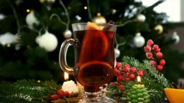 Yılbaşı ağacının arka planında şarap buldum. Seçici odaklanma. tatil.