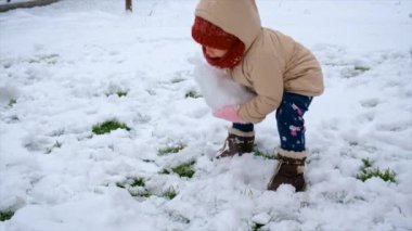 Çocuklar karda oynarlar. Seçici odaklanma. kış .