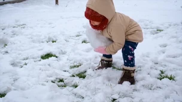 孩子们在雪中玩耍 有选择的重点 — 图库视频影像