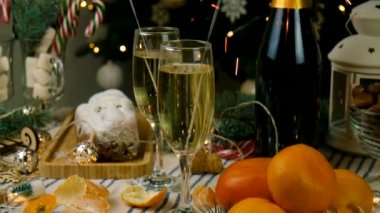Şampanyanın içinde Noel havai fişekleri. Seçici odaklanma. Mutlu.