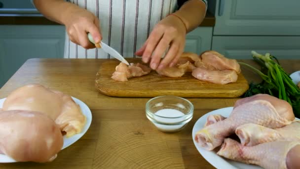 Een Vrouw Snijdt Kippenvlees Selectieve Focus Levensmiddelen — Stockvideo