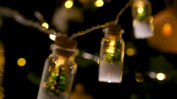 Χριστουγεννιάτικη Γιρλάντα Στο Δέντρο Νύχτα Επιλεκτική Εστίαση Διακοπές — Αρχείο Βίντεο