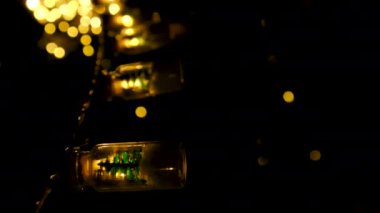 Geceleyin ağaçta Noel çelengi. Seçici odaklanma. tatil.