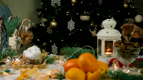 Різдвяний Чоловік Жінка Пара Шампанським Вибірковий Фокус Відпочинок — стокове відео