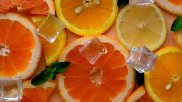 黄色の背景に柑橘類と氷 選択的フォーカス 食べ物 — ストック動画