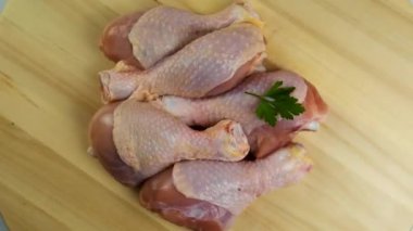 Hafif arka planda tavuk eti. Seçici odaklanma. yiyecek.