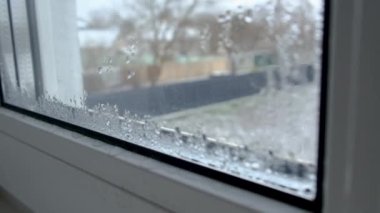 Vaga ıslak pencereler terli pencereler. Seçici odaklanma. Kış.