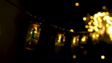 Geceleyin ağaçta Noel çelengi. Seçici odaklanma. tatil.