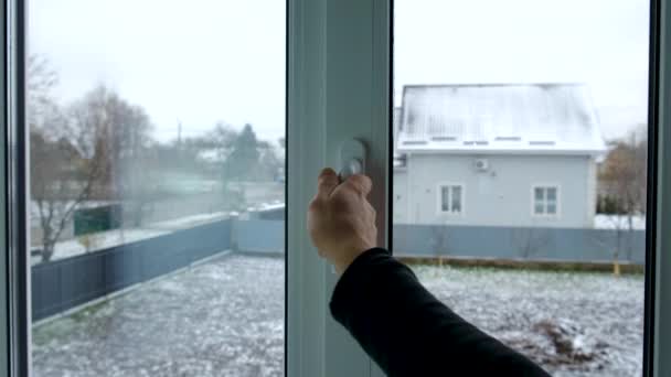 Stäng Plastfönstret Med Handen Selektivt Fokus Människa — Stockvideo