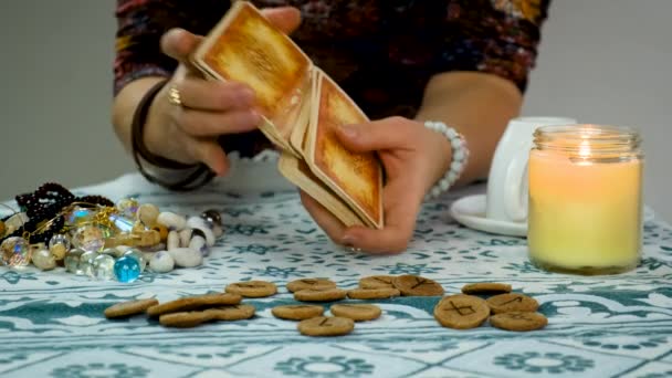 Fortune Dire Sur Les Cartes Tarot Diseur Bonne Aventure Concentration — Video