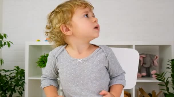 Criança Come Espaguete Almoço Foco Seletivo Alimentos — Vídeo de Stock
