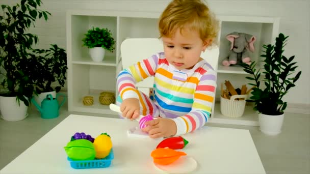 Dziecko Bawi Się Kuchni Przygotowując Się Jedzenia Wybiórcze Skupienie Dzieciaku — Wideo stockowe