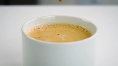 Köpüklü bir fincan kahve. Seçici odaklanma. İç..