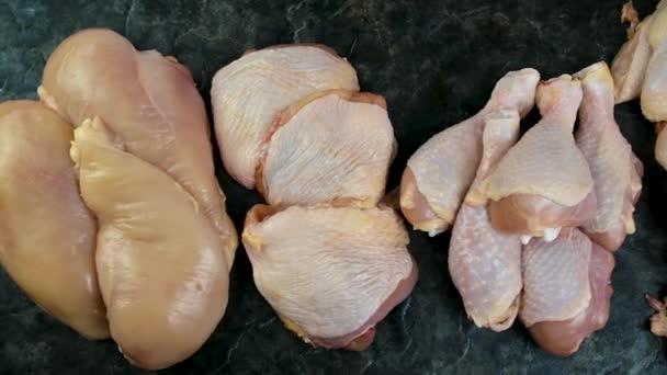 暗い背景に鶏の肉 選択的集中 食べ物 — ストック動画