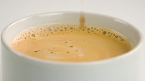 泡のクローズアップとコーヒーカップ 選択的フォーカス 飲み物 — ストック動画