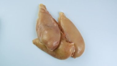 Hafif arka planda tavuk eti. Seçici odaklanma. yiyecek.