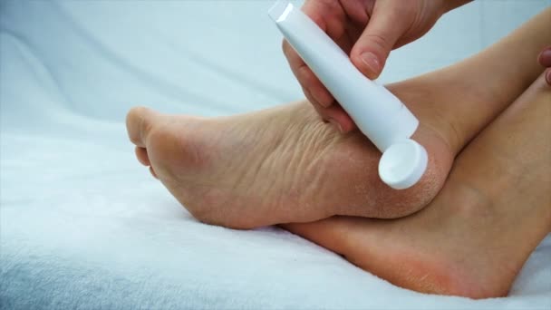 女性の足の乾燥肌 選択的フォーカス — ストック動画