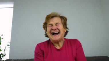 Yaşlı kadın çok gülüyor. Seçici odaklanma. İnsanlar.