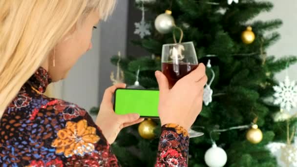 Kadın Telefonda Tebrik Ediyor Mutlu Noeller Seçici Odaklanma Tatil — Stok video