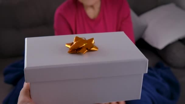 老婦人には贈り物が与えられる 選択的集中 キッド — ストック動画