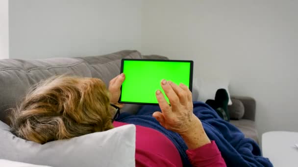Γριά Γυναίκα Δούμε Ταμπλέτα Πράσινο Φόντο Επιλεκτική Εστίαση Πράσινο — Αρχείο Βίντεο