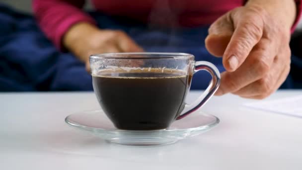 一位老妇人在喝咖啡 有选择的重点 — 图库视频影像