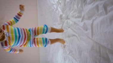 Çocuk yatakta yastıklara sarılıyor. Seçici odaklanma. çocuk.