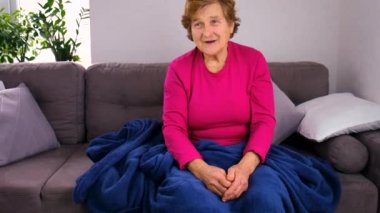 Yaşlı olan kameraya konuşuyor. Seçici odaklanma. İnsanlar.