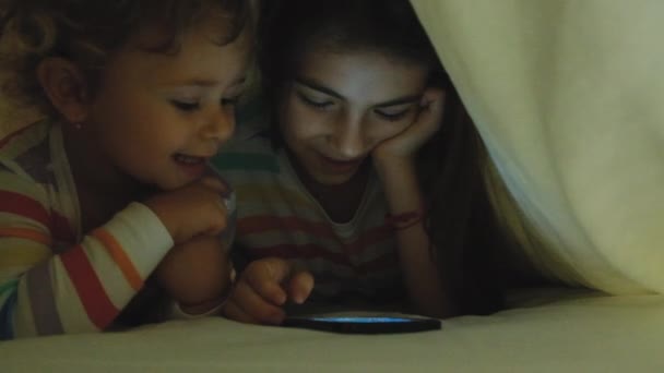 Gyerek Takaró Alatt Ágyon Játszik Telefonon Szelektív Fókusz Kölyök — Stock videók