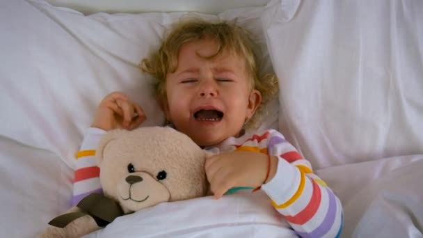 子供たちがベッドで泣いてる 選択的集中 子供よ — ストック動画