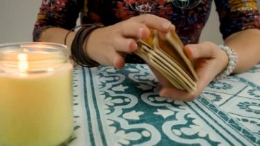 Falcı tarot kartlarında falcılık. Seçici odaklanma. İnsanlar.