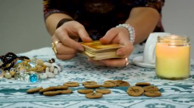 Falcı tarot kartlarında falcılık. Seçici odaklanma. İnsanlar.
