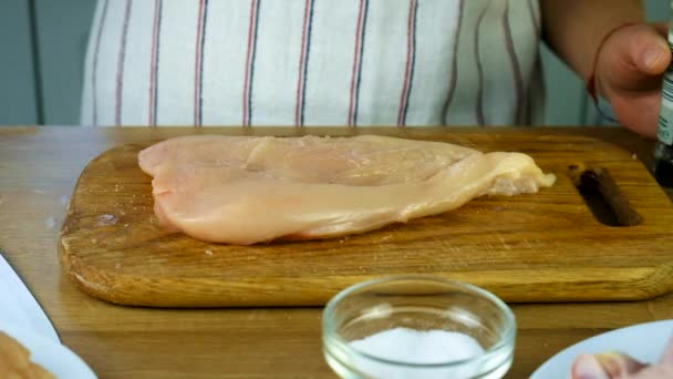 Frau Beim Beizen Von Hühnerfleisch Selektiver Fokus Lebensmittel — Stockvideo