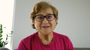 Yaşlı olan kameraya konuşuyor. Seçici odaklanma. İnsanlar.