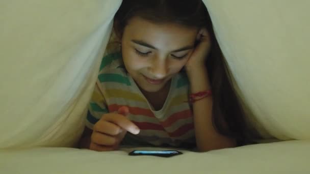 Dziecko Pod Kołdrą Bawi Się Telefonem Łóżku Selektywne Skupienie Dziecko — Wideo stockowe