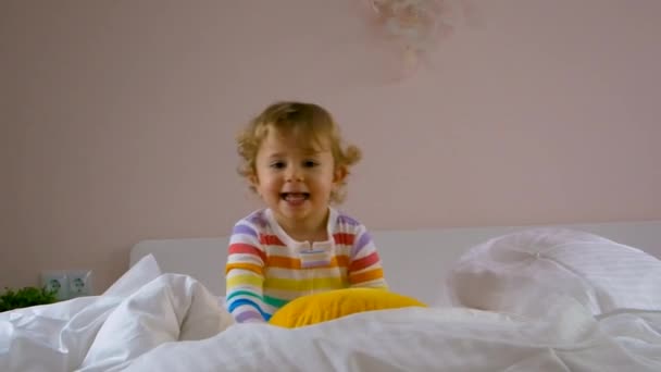 Bambino Saltando Indulgere Cuscini Sul Letto Concentrazione Selettiva Bambino — Video Stock
