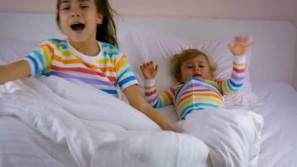 Παιδί Άλμα Επιδοθούν Μαξιλάρια Στο Κρεβάτι Επιλεκτική Εστίαση Μικρέ — Αρχείο Βίντεο