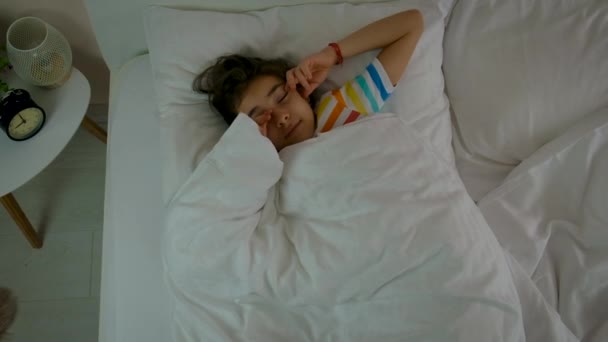 Dziecko Śpi Rano Łóżku Selektywne Skupienie Dzieciaku — Wideo stockowe