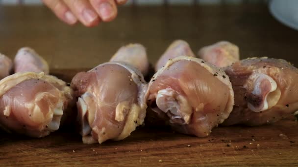 Γυναίκα Τουρσί Κρέας Κοτόπουλου Επιλεκτική Εστίαση Τρόφιμα — Αρχείο Βίντεο