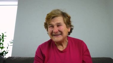 Yaşlı kadın çok gülüyor. Seçici odaklanma. İnsanlar.