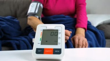 Yaşlı bir kadın kan basıncını ölçüyor. Seçici odaklanma. insanlar.