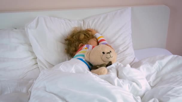 赤ん坊はベッドで笑っている 選択的集中 子供よ — ストック動画