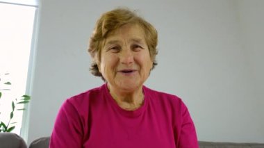 Yaşlı olan kameraya konuşuyor. Seçici odaklanma. İnsanlar.