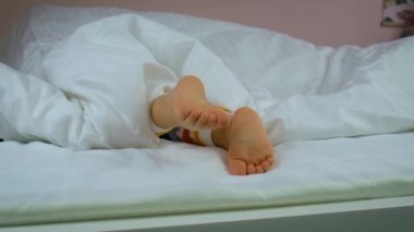 Çocuk ayakları battaniyenin üzerinde. Seçici odaklanma. çocuk.