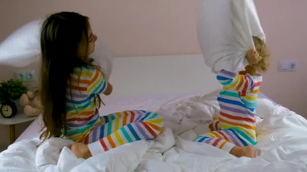 Çocuk Yatakta Yastıklara Sarılıyor Seçici Odaklanma Çocuk — Stok video