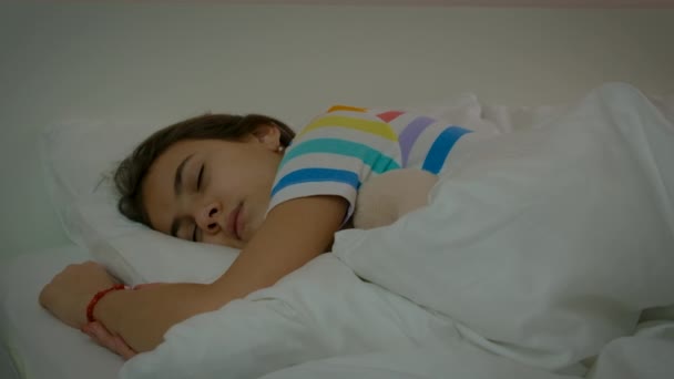子供は朝ベッドで寝てる 選択的集中 キッド — ストック動画
