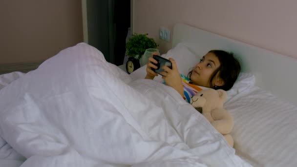 母はベッドにタブレットを持って子供を叱ります 選択的集中 キッド — ストック動画