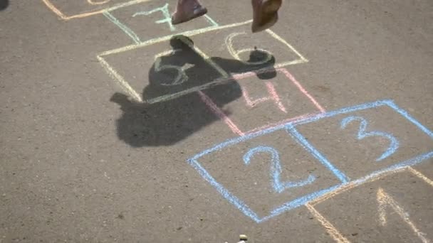 Les Enfants Sautent Marelle Sur Asphalte Concentration Sélective Enfant — Video