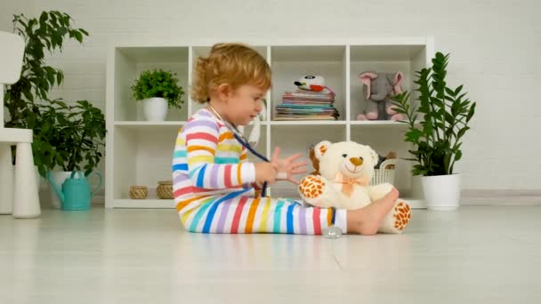 Criança Brinca Trata Urso Foco Seletivo Miúdo — Vídeo de Stock