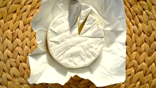 桌上放着Camembert奶酪有选择的重点 — 图库视频影像